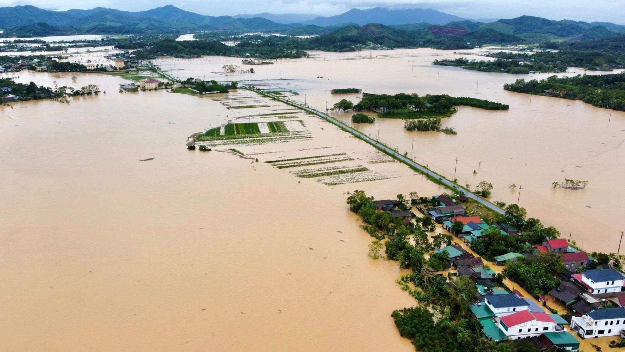 TIN LŨ KHẨN CẤP TRÊN SÔNG BỒ, SÔNG HƯƠNG, SÔNG VU GIA THU BỒN, TIN CẢNH BÁO LŨ TRÊN CÁC SÔNG Ở HÀ TĨNH, QUẢNG TRỊ VÀ QUẢNG NGÃI